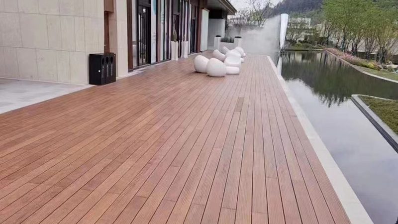 工程地板材质分类与优缺点解析